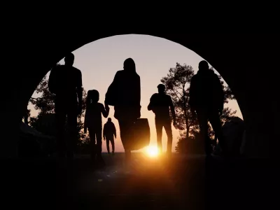 Refugees and immigrants looking for a new hope in life. Silhouette. Column of migrants passing through a tunnel. Abandon your lands for a better future. 3d rendering / Foto: Naeblys