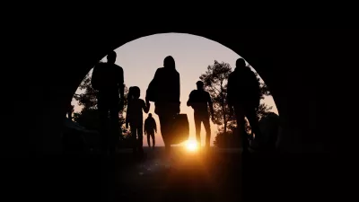 Refugees and immigrants looking for a new hope in life. Silhouette. Column of migrants passing through a tunnel. Abandon your lands for a better future. 3d rendering / Foto: Naeblys