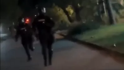 Srbski policisti so se v Novem Sadu pognali za mirnim protestnikom na rolki.