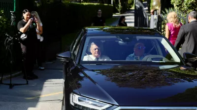 Zoran Janković je vodil obred med Robertom Golobom in Tino Gaber. 