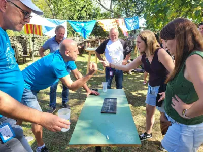 Moro igramo v dvojicah, par proti paru, zbrani okoli mize. Igramo s prsti ene roke, tako da z nasprotnikom sočasno mečemo prste na mizo, silovito, kot bi vrgli nož.