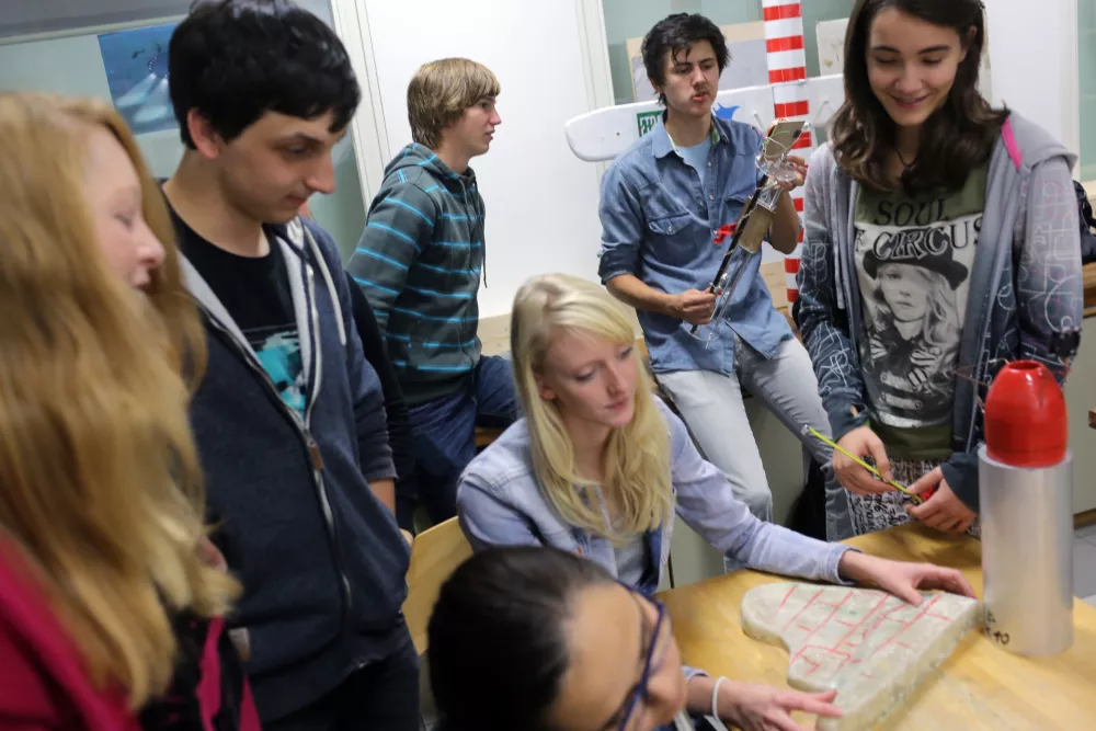 - 10.10.2013 - Gimnazija Vič - projekt Vič gre v morje - izdelava raziskovalne podmornice - nadarjeni dijaki v Fizikalnem krožku izdelujejo prototip podmornice z željo, da bi jo lahko potopili v najglobljo točko Zemljine povr&scaron;ine, skoraj 11 km globok Marianski jarek v Tihem oceanu//FOTO: Jaka Gasar