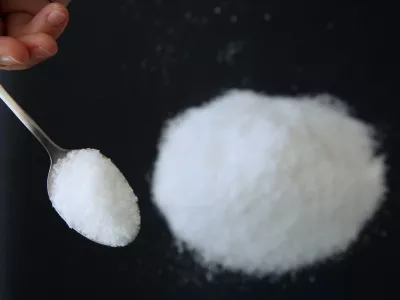 - simbolična fotografija - kuhinjska sol - soljenje - //FOTO: Tomaž Skale