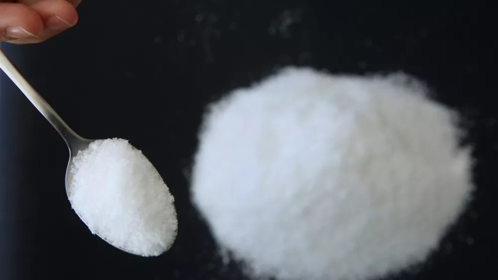 - simbolična fotografija - kuhinjska sol - soljenje - //FOTO: Tomaž Skale