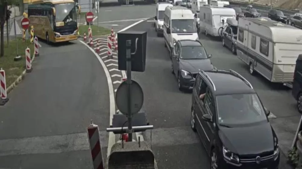 Gneča na cestninski postaji Hru&scaron;ica ob 15.45 uri.