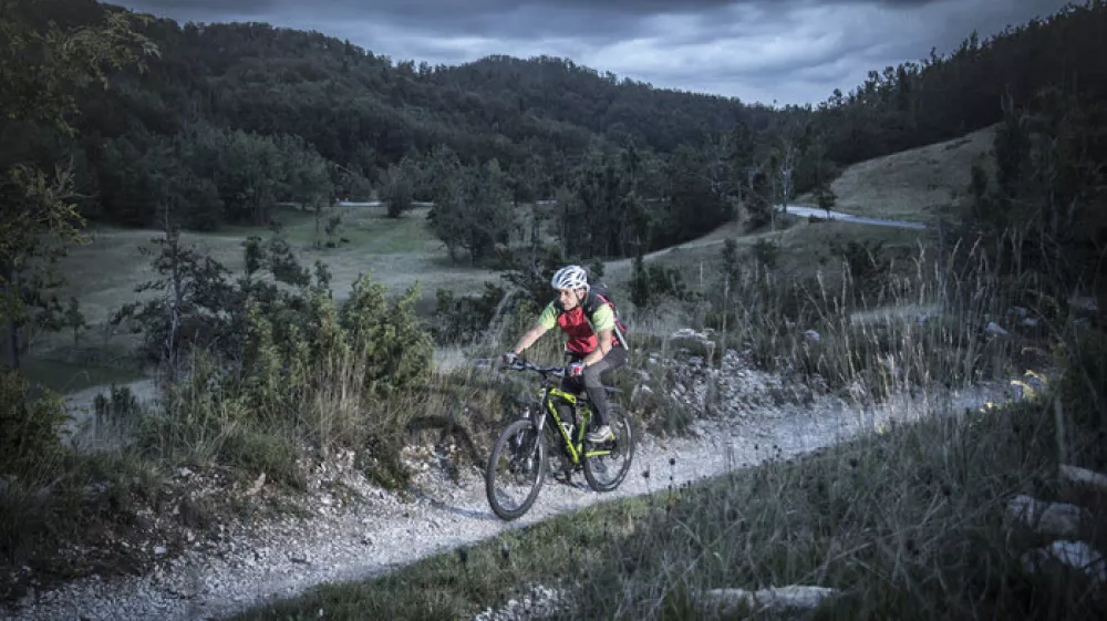 V Gorskem kotarju kolesarske poti vodijo skozi goste gozdove, rečne doline in slikovite vasi. F Arhiv HTS