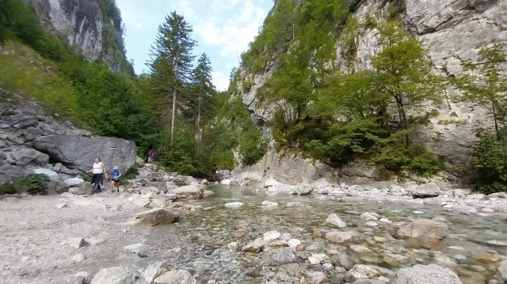 Krni&scaron;ka soteska je impresivna naravna znamenitost na avstrijskem Koro&scaron;kem v dolini Zilja, le nekaj kilometrov južno od &Scaron;mohorja.