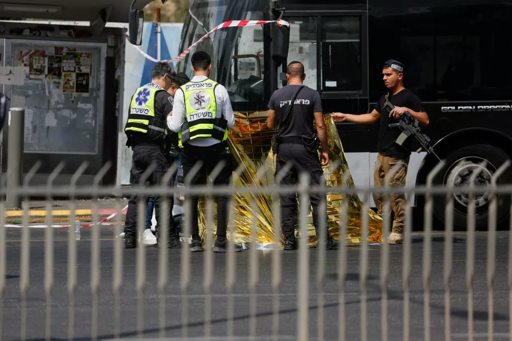 Israeli police officers and emergency personnel work at the scene where a suspected shooting attack took place at the outskirts of Jerusalem, September 8, 2025 REUTERS/Ammar Awad