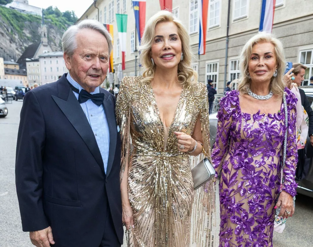 Wolfgang Porsche + Gabriele Dr. Prinzessin zu Leiningen Gabriele Homey - geschiedene Inaara Begum Aga Khan - Renate Thyssen Henne + - Salzburger Festspiele - Auffahrt Premiere, Giulio Cesare in Egitto - Haus f&uuml;r Mozart Salzburg, 26.7.2025Fotovermerk: babiradpicture ALL RIGHTS RESERVEDKein -Facebook -Twitter -Instagram -Social Web Honorar und Belegexemplar//BABIRAD_BABIRAD0369/Credit:babiradpicture/87/SIPA/2507270013,Image: 1025989454, License: Rights-managed, Restrictions:, Model Release: no