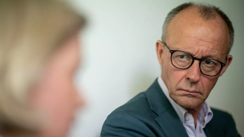06 September 2025, North Rhine-Westphalia, Essen: German Chancellor Friedrich Merz (R) listens to the head of radiology during a tour of the Alfried Krupp Hospital. Photo: Fabian Strauch/dpa-Pool/dpa
