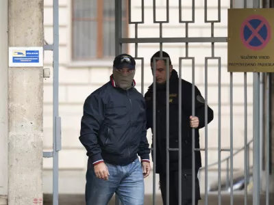 Policija Kriminal7.12.2024 Privedba treh osumljencev za mafijski umor Satka Zovka pred preiskovalnega sodnika. Okrožno sodi&scaron;če v Ljubljani. FOTO: Nik Erik Neubauer