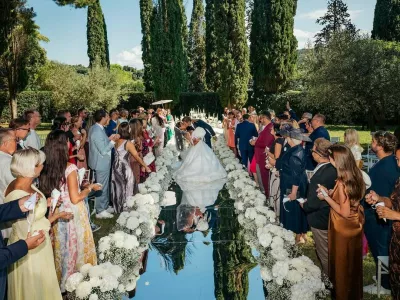 Prva slika s poroke para Golob Gaber, ki je ob&scaron;la Slovenijo. Na žalost je posneta tako, da se praktično ne vidi nikogar, razen mediteranskega rastja. Mož in žena je pripisal urednik premierovega profila. 