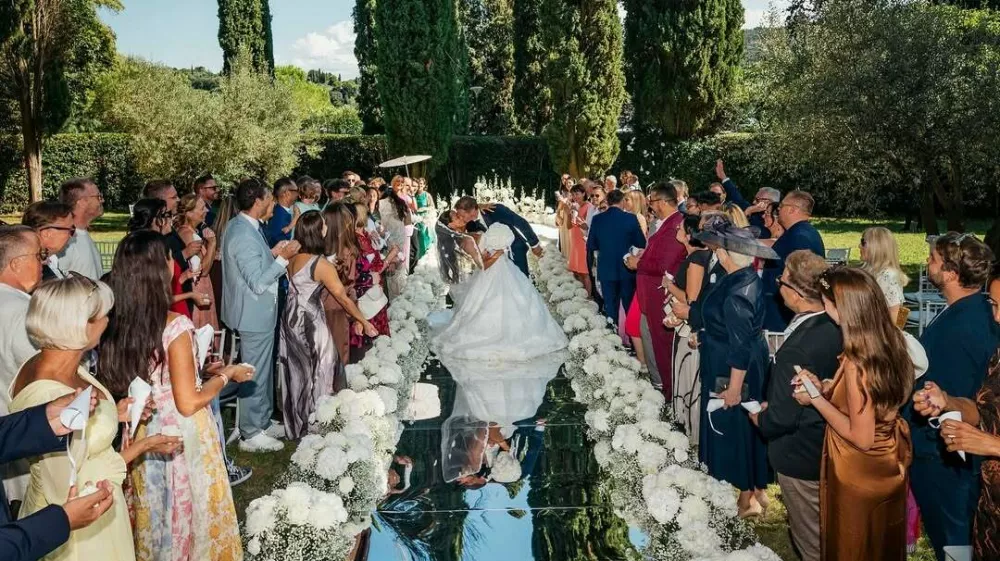 Prva slika s poroke para Golob Gaber, ki je ob&scaron;la Slovenijo. Na žalost je posneta tako, da se praktično ne vidi nikogar, razen mediteranskega rastja. Mož in žena je pripisal urednik premierovega profila. 