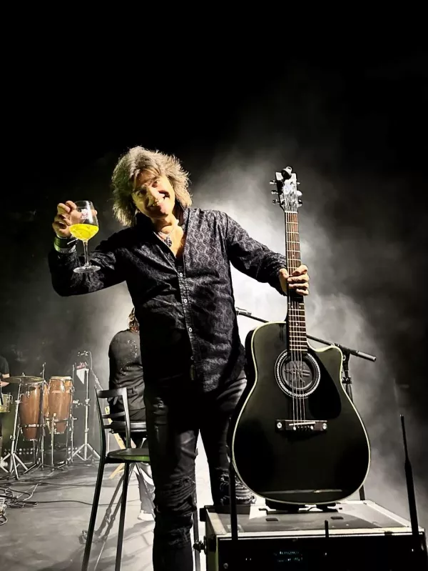 Popularni kitarist Bor Zuljan se &scaron;e ni uspel ločiti in s tem zavira novo poroko. Zakon s podobno popularno Ur&scaron;ko Klakočar naj bi po poročanju nekaterih medijev pomenil ma&scaron;čevanje predsednice Državnega zbora predsedniku vlade. 