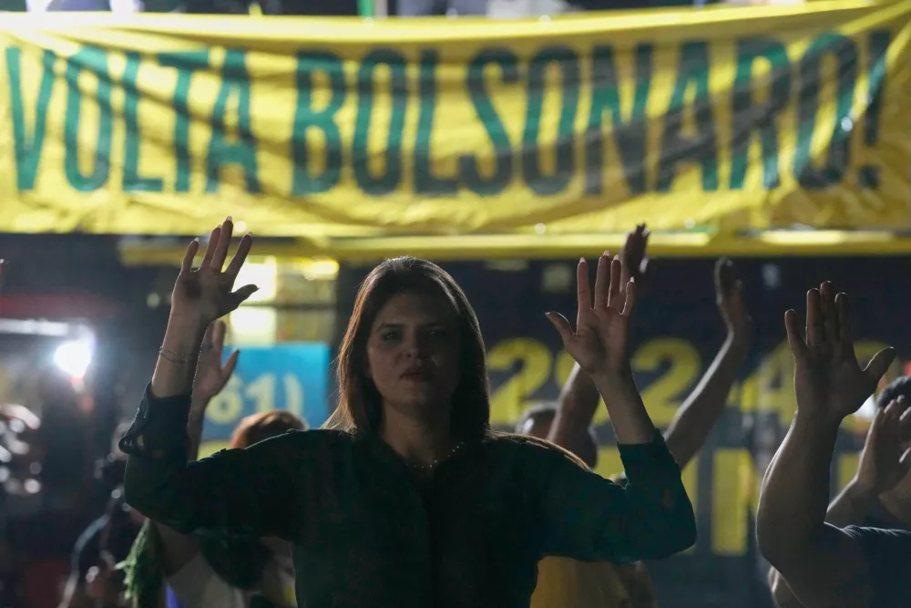 Molitev enega od privržencev nekdanjega brazilskega predsednika pred njegovim domom. / Foto: AP