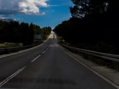 - Na poti iz Splita proti Makarski.- Hrva&scaron;ka,- 27.05.2025. - Reportaža o Jadranski magistrali ob 60. obletnici izgradnje in 70. obletnici začetka gradnje.- Jadranska magistrala, cesta, hrva&scaron;ka obala.OPOMBA: ZA OBJAVO V OBJEKTIVU!//FOTO: Bojan Velikonja / Foto: Bojan Velikonja