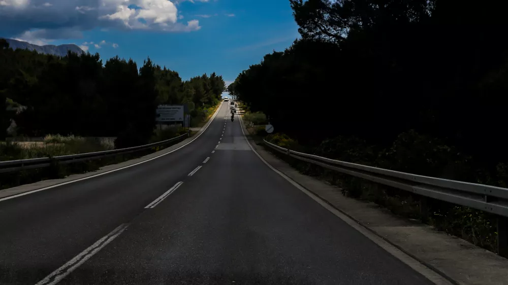 - Na poti iz Splita proti Makarski.- Hrva&scaron;ka,- 27.05.2025. - Reportaža o Jadranski magistrali ob 60. obletnici izgradnje in 70. obletnici začetka gradnje.- Jadranska magistrala, cesta, hrva&scaron;ka obala.OPOMBA: ZA OBJAVO V OBJEKTIVU!//FOTO: Bojan Velikonja / Foto: Bojan Velikonja