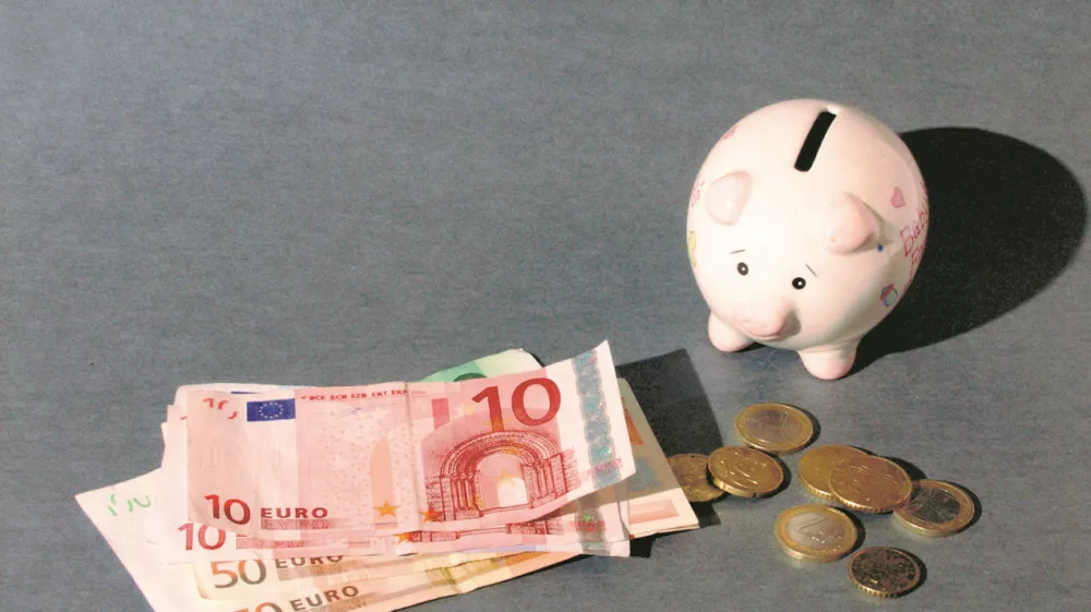 Visok proračunski primanjkljaj in poslab&scaron;ana napoved rasti