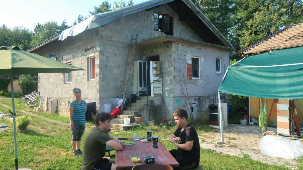 Iskrica, družina Zabukovnik, Vinarje pri Slovenski Bistrici. Toča ji je uničila streho in notranjost hi&scaron;e. Foto: Tatjana Pihlar / Foto: Tatjana Pihlar 