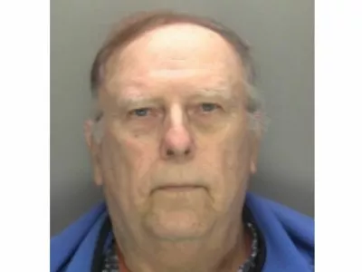 71-letnega Ronalda Lorda so aretirali na letali&scaron;ču, ko je sku&scaron;al v Veliko Britanijo na električnem skuterju pretihotapiti osem kilogramov kokaina. 