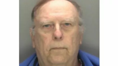 71-letnega Ronalda Lorda so aretirali na letališču, ko je skušal v Veliko Britanijo na električnem skuterju pretihotapiti osem kilogramov kokaina. 