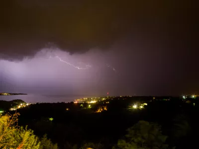Strele, nevihta, neurje, globalno segrevanje ozračja, metereologija- 03.08.2019 &ndash; Nevihta nad Trža&scaron;kim in Piranskim zalivom v Severnem jadranu. //FOTO: Bojan Velikonja