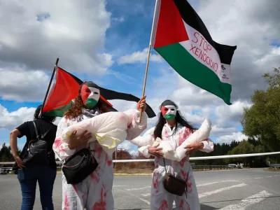 07 September 2025, Spain, O Corgo: Pro-Palestinian activists attempt to cut the road during the 15th stage of the Vuelta a Espana cycling race. It occurs in the 15th stage of the Vuelta a Espana cycling race, 167.8 km from Vegadeo to Monforte de Lemos. Photo: Carlos Castro/EUROPA PRESS/dpa