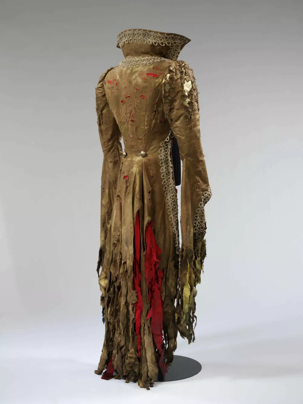  Pla&scaron;č, ki sta ga oblikovala Alexander McQueen in David Bowie za Bowiejev 50. rojstni dan, 1997. F V&A Collections 