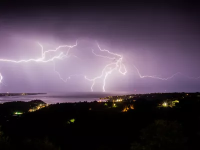 Strele, nevihta, neurje, globalno segrevanje ozračja, metereologija- 03.08.2019 &ndash; Nevihta nad Trža&scaron;kim in Piranskim zalivom v Severnem jadranu. //FOTO: Bojan Velikonja
