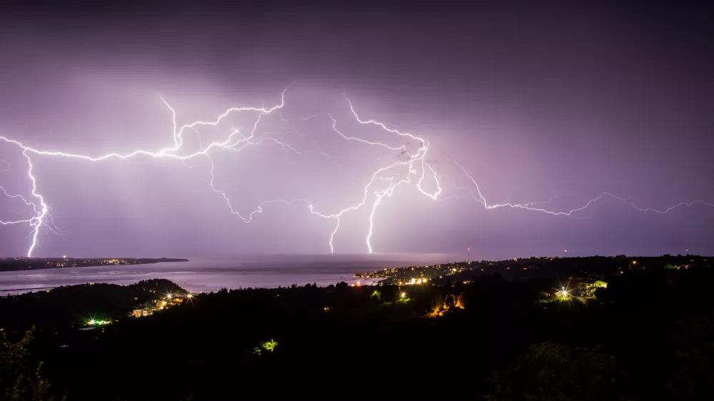 Strele, nevihta, neurje, globalno segrevanje ozračja, metereologija- 03.08.2019 &ndash; Nevihta nad Trža&scaron;kim in Piranskim zalivom v Severnem jadranu. //FOTO: Bojan Velikonja