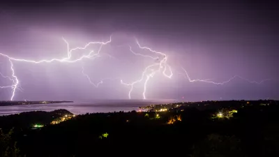 Strele, nevihta, neurje, globalno segrevanje ozračja, metereologija- 03.08.2019 &ndash; Nevihta nad Trža&scaron;kim in Piranskim zalivom v Severnem jadranu. //FOTO: Bojan Velikonja