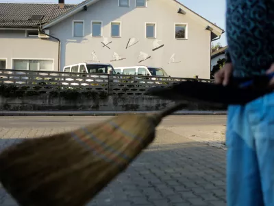 - simbolična fotografija - stavba SZS - Smučarska zveza Slovenije, Poduti&scaron;ka cesta 146, či&scaron;čenje, pometanje, metla  - //FOTO: Bojan Velikonja