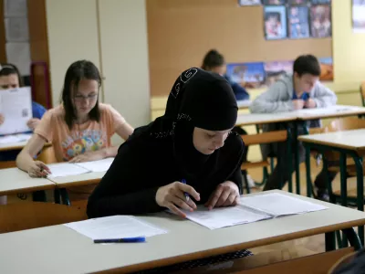 - Osnovna &scaron;ola Bičevje v Ljubljani - razred - učilnica - osnovno&scaron;olci - učenci - &scaron;olstvo - tujci v Sloveniji - naglavna ruta - muslimani - - 07.05.2015 - Nacionalno preverjanje znanja (NPZ) v osnovnih &scaron;olah - pisno preverjanje znanja iz maternega jezika za učence 6. in 9. razreda //FOTO: Tomaž Skale