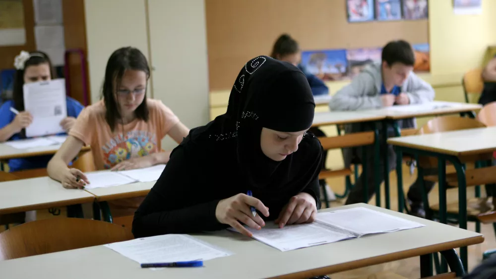 - Osnovna &scaron;ola Bičevje v Ljubljani - razred - učilnica - osnovno&scaron;olci - učenci - &scaron;olstvo - tujci v Sloveniji - naglavna ruta - muslimani - - 07.05.2015 - Nacionalno preverjanje znanja (NPZ) v osnovnih &scaron;olah - pisno preverjanje znanja iz maternega jezika za učence 6. in 9. razreda //FOTO: Tomaž Skale