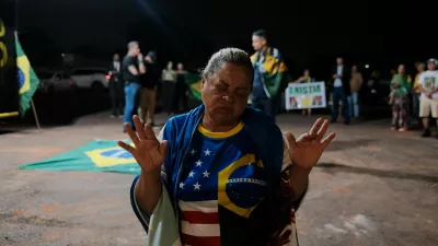 A supporter of Brazil's former President Jair Bolsonaro prays during a gathering, amid the final phase of Bolsonaro's trial as he is accused of plotting a coup after his electoral defeat, in Brasilia, Brazil September 9, 2025. REUTERS/Diego Herculano / Foto: Diego Herculano