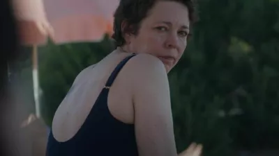 Olivia Colman kot Leda v filmu, ki so ga posneli po romanu Izgubljena hči. Foto: Wikipedia&nbsp;