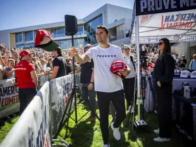 Charlie Kirk hands out hats before speaking at Utah Valley University in Orem, Utah, Wednesday, Sept. 10, 2025. (Tess Crowley/The Deseret News via AP) / Foto: Tess Crowley