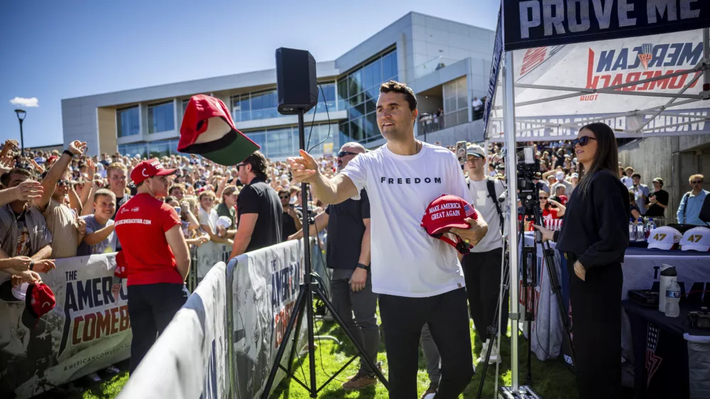 Charlie Kirk hands out hats before speaking at Utah Valley University in Orem, Utah, Wednesday, Sept. 10, 2025. (Tess Crowley/The Deseret News via AP) / Foto: Tess Crowley