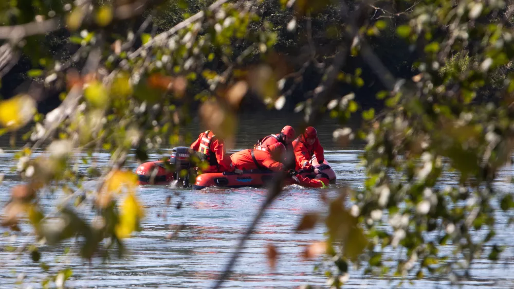 - Gasilci, re&scaron;evalni čoln, Kolpa,- Skupna vaja re&scaron;evanja iz vode re&scaron;evalcev iz Občine Črnomelj in Duga Resa iz Hrva&scaron;ke,- 23.09.2024. - Dan Interreg sodelovanja 2024 s predstavitvijo projekta Hitro 2 namenjenemu kriznemu sodelovanju obmejnih področij Slovenije in Hrva&scaron;ke ob Podpori EU sredstev.//FOTO: Bojan Velikonja