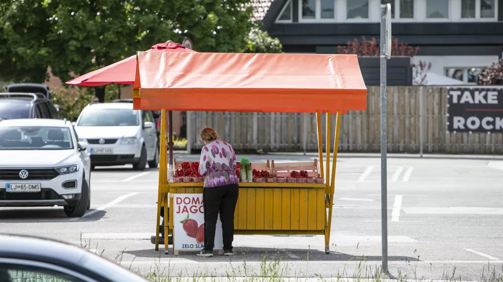 - 11.05.2021 &ndash; obcestna stojnica v Ljubljani Brdo - prodaja sadja in zelenjave ob cestah, //FOTO: Matjaž Ru&scaron;t