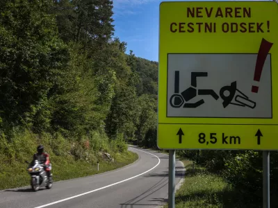 - 16.08.2016 - cesta Podpeč - Rakitna - nov prometni znak - pozor motoristi - nevarni cestni odsek  //FOTO: Luka Cjuha.