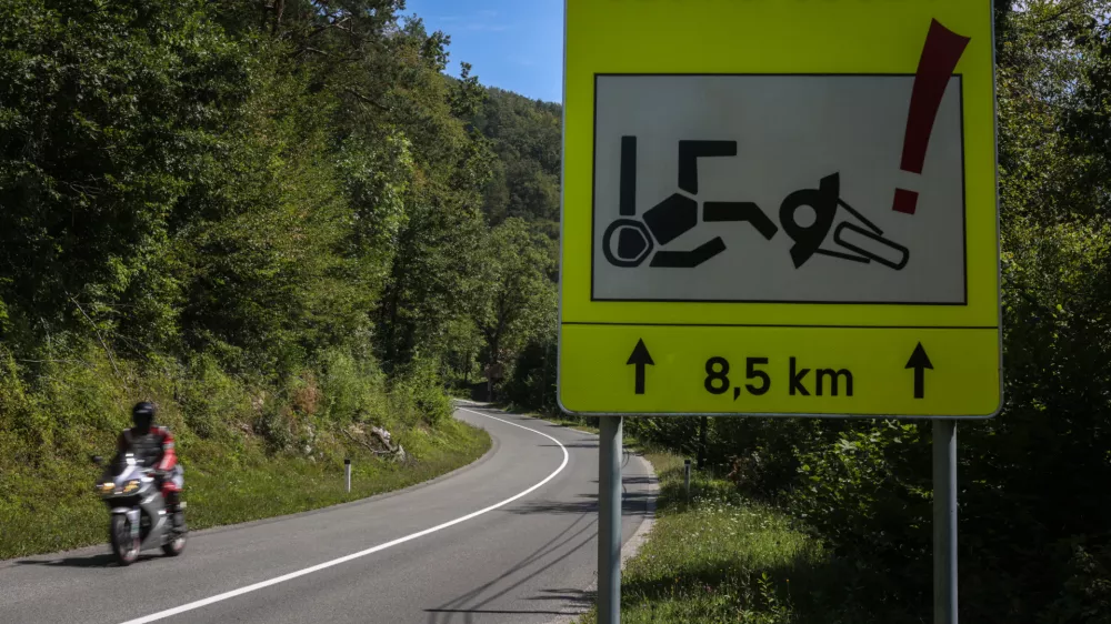 - 16.08.2016 - cesta Podpeč - Rakitna - nov prometni znak - pozor motoristi - nevarni cestni odsek  //FOTO: Luka Cjuha.