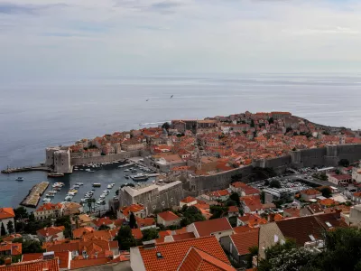 - Na poti od Neuma proti Dubrovniku.- Dubrovnik, Hrva&scaron;ka- 27.05.2025. - Reportaža o Jadranski magistrali ob 60. obletnici izgradnje in 70. obletnici začetka gradnje.- Jadranska magistrala, cesta, hrva&scaron;ka obala.OPOMBA: ZA OBJAVO V OBJEKTIVU!//FOTO: Bojan Velikonja