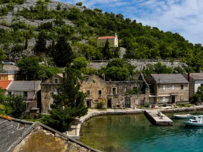 - Cestni odsek od Zadra proti Splitu.- Tribanj Lisarica,- Hrva&scaron;ka,- 26.05.2025. - Reportaža o Jadranski magistrali ob 60. obletnici izgradnje in 70. obletnici začetka gradnje.- Jadranska magistrala, cesta, hrva&scaron;ka obala.OPOMBA: ZA OBJAVO V OBJEKTIVU!//FOTO: Bojan Velikonja