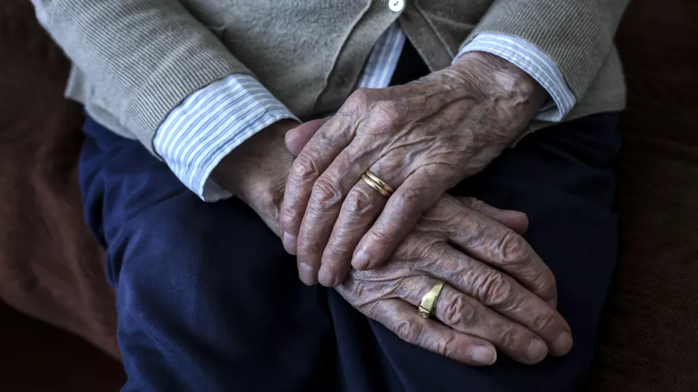 - simbolična fotografija - - 26.05.2016 - Dom starostnikov dr. Jožeta Potrča Poljčane, Enota Slovenska Bistrica -  - Reportaža za Dnevnikovo prilogo - POMOČ STAREJ&Scaron;IM: Pripravljeni na starost! - tretje življensko obdobje - starej&scaron;i občani - starostniki - upokojenci -  //FOTO: Jaka Gasar