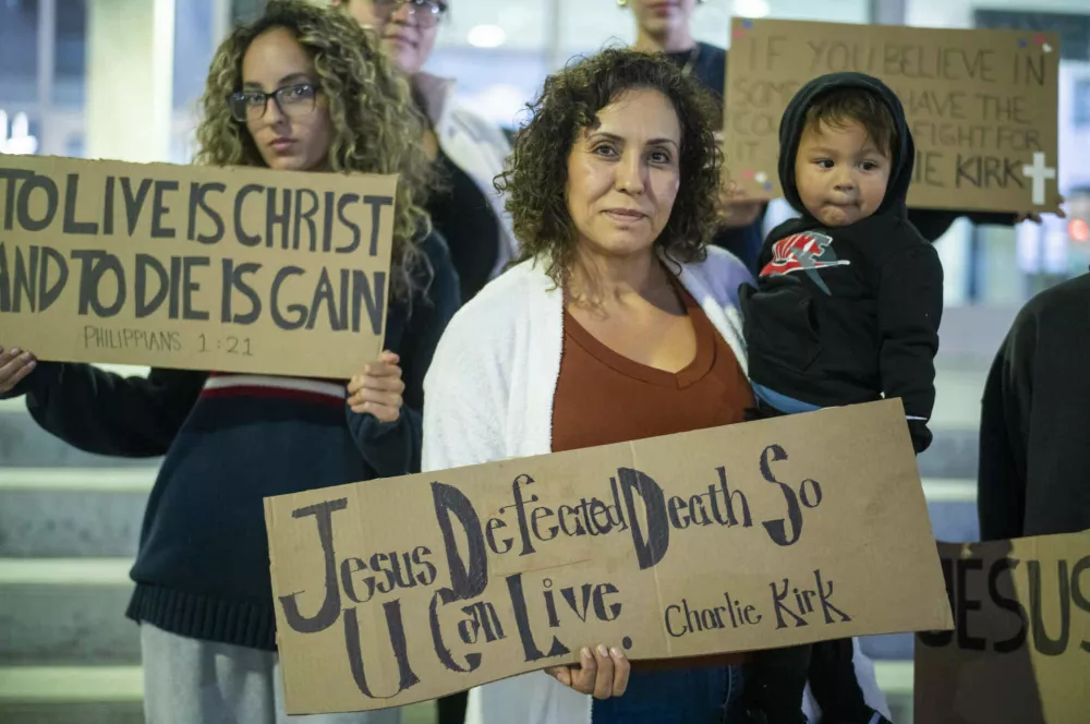 11 September 2025, US, Los Angeles: People hold signs quoting Kirk during a vigil for Charlie Kirk, the US conservative activist and co-founder of Turning Point USA, who was shot dead during an event at Utah Valley University. Photo: Ringo Chiu/ZUMA Press Wire/dpa