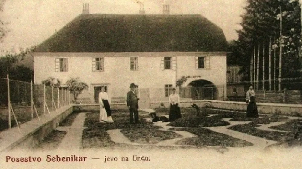 Na razglednici, ki bi jo lahko izdala in založila Matilda in Lovro Sebenikar so &scaron;tiri osebe; v klobuku bi lahko bil Lovro Sebenikar, desno od njega v gosposki obleki Matilda Sebenikar, na skrajni desni Franja Maister in na skrajni levi Jožefa Tom&scaron;ič. Vir: &Scaron;krabec, M. 1990. Dežela ob Cerkni&scaron;kem jezeru. / Foto: Nn