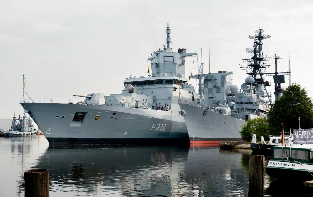 14 August 2025, Lower Saxony, Wilhelmshaven: The frigate "Baden-W&uuml;rttemberg" (l, F 222) lies alongside the former destroyer "M&ouml;lders" (D 186), today a museum ship in the Wilhelmshaven Naval Museum. From aboard the frigate "Baden-W&uuml;rttemberg", Commander Frigate Captain Bogislav von Puttkamer was able to welcome his father, former Flotilla Admiral Hubertus von Puttkamer, former commander of the "M&ouml;lders". Photo: Hauke-Christian Dittrich/dpa,Image: 1029375137, License: Rights-managed, Restrictions: GERMANY OUT, Model Release: no