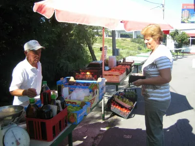prodaja sadja ob cesti čez črni kal