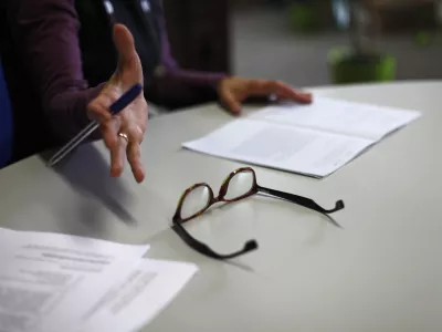 - Ilustrativna fotografija, očala, zapiski//FOTO: Luka Cjuha